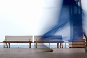 Un banc, des gens by Valerie ROBIN