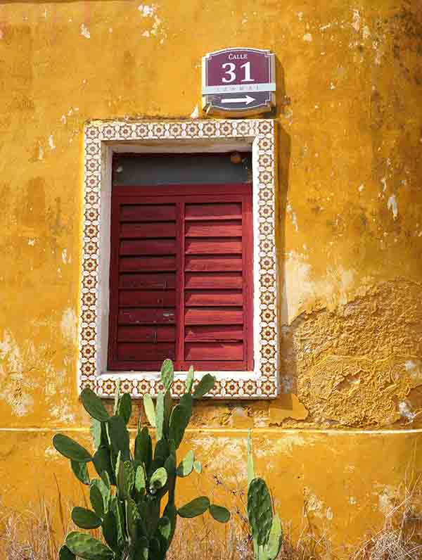 Calle treinta y uno Izamal Mexique by Eric FIARD